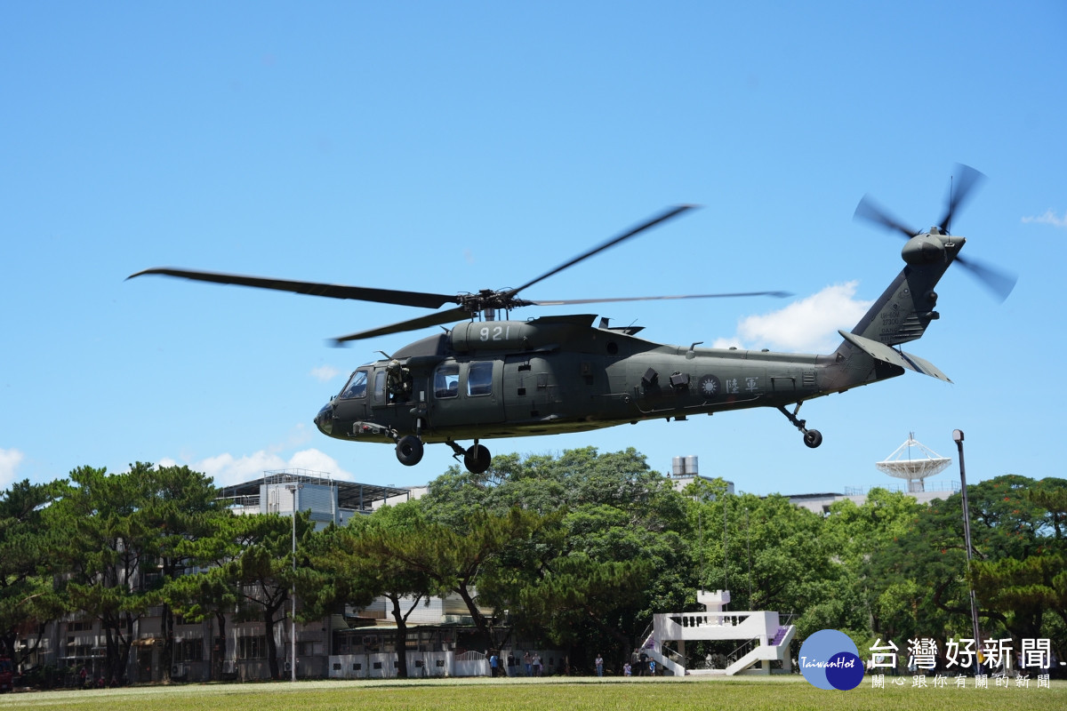 陸軍戰鬥直升機阿帕契和黑鷹降落在中央大學田徑場，成為第66屆全國中小學科學展覽會矚目的焦點，吸引大批民眾前往觀賞。