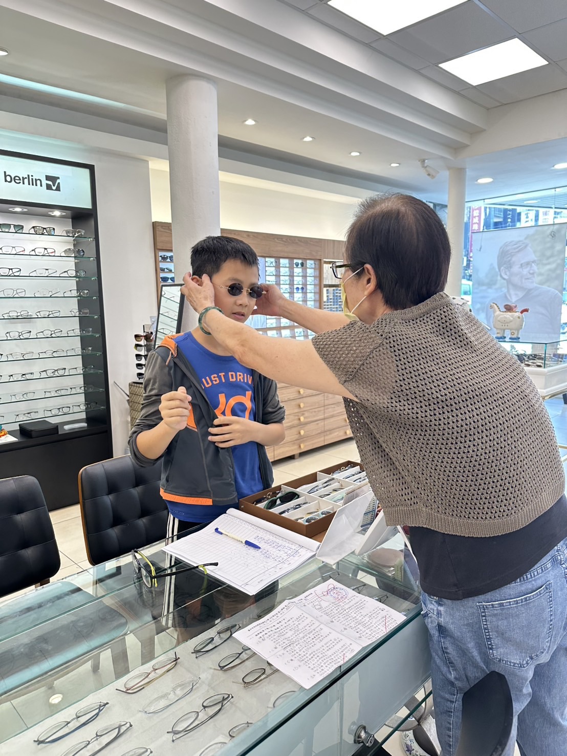100分有獎、護眼更重要!彰化宏恩眼鏡送兒童太陽眼鏡 鼓勵孩子快樂學習健康成長