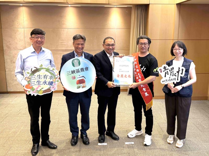 《圖說》陳冠樺(右2)獲選為農業部115年度第8屆百大青農，今日獻獎侯友宜市長分享殊榮，左一農業局長諶錫輝。〈農業局提供〉