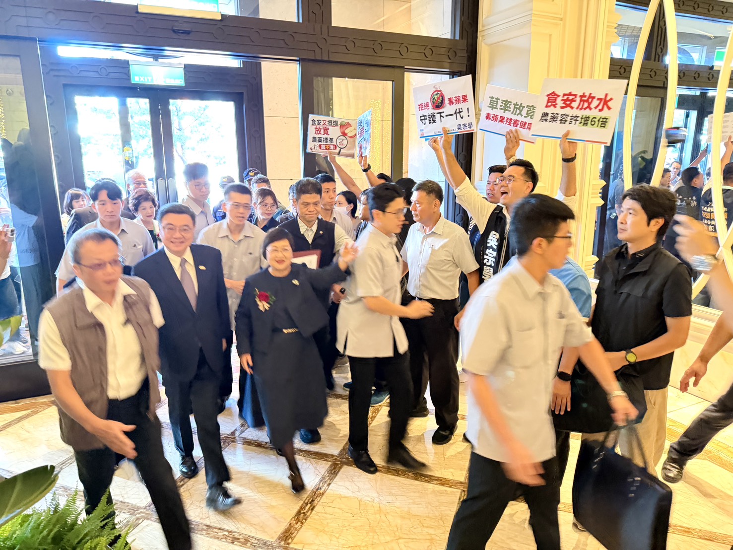 捍衛食安基層怒吼 卓榮泰台中出席活動遭抗議 45 S 15482885