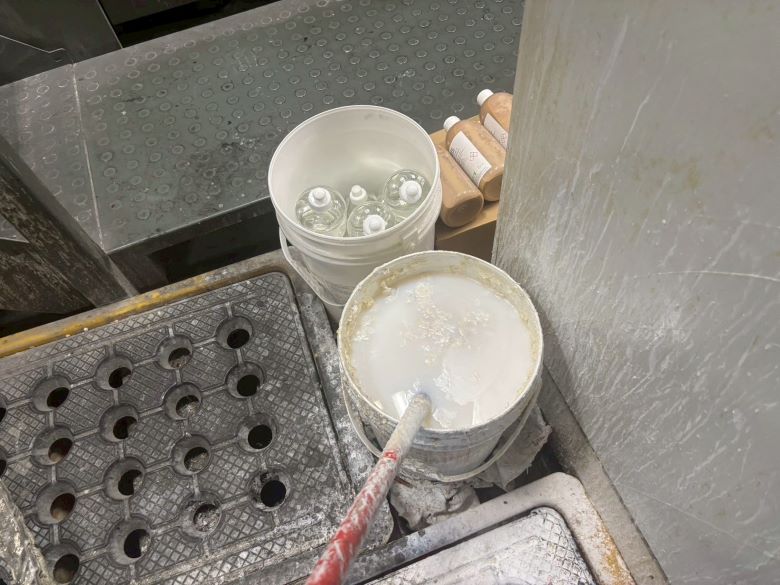 科技監控建功 新北跨局處查獲工廠偷排白色廢水 43 《圖說》盛裝白色撲克牌油墨廢液的塑膠桶。〈環保局提供〉
