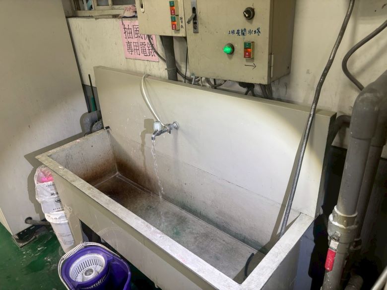 科技監控建功 新北跨局處查獲工廠偷排白色廢水 44 《圖說》業者清洗廢水之洗手槽。〈環保局提供〉