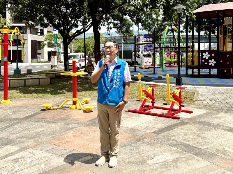 《圖說》板橋區長所陳奇正表示，遊戲場以「多元遊戲、共融使用、安全陪伴」為設計核心，讓各年齡層兒童都能依自身能力享受遊戲樂趣。〈板橋區公所提供〉