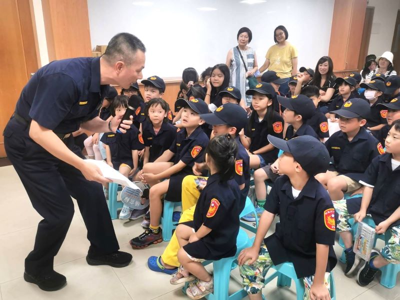 犯罪預防觀念向下扎根 中和小小警暑期體驗營寓教於樂 11 《圖說》中和分局推出「小小警察體驗營」,副分局長蔡洺彥帶領打詐團隊,透過互動體驗認識警察工作,結合青春專案推動犯罪預防宣導,將安全觀念從小扎根。〈中和分局提供〉