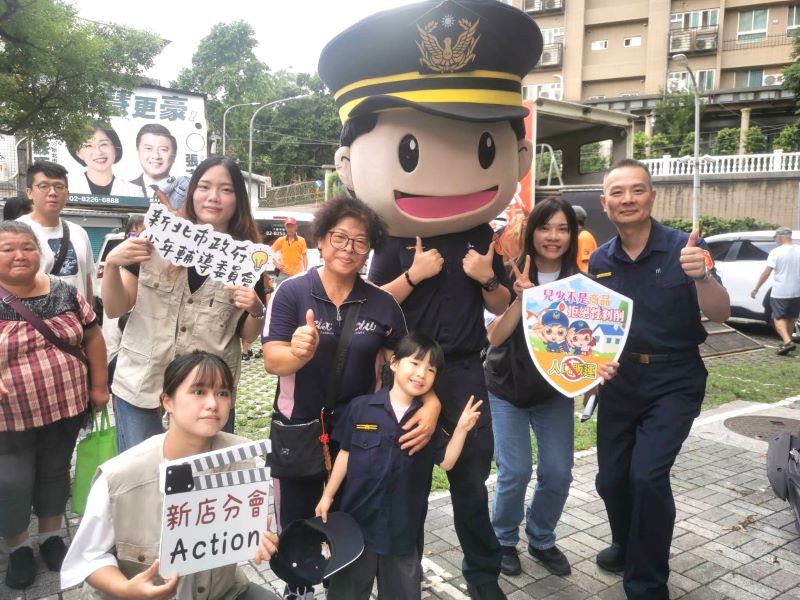 犯罪預防觀念向下扎根 中和小小警暑期體驗營寓教於樂 12 《圖說》中和分局「小小警察體驗營」現場洋溢探索與學習的歡樂氣氛。〈中和分局提供〉