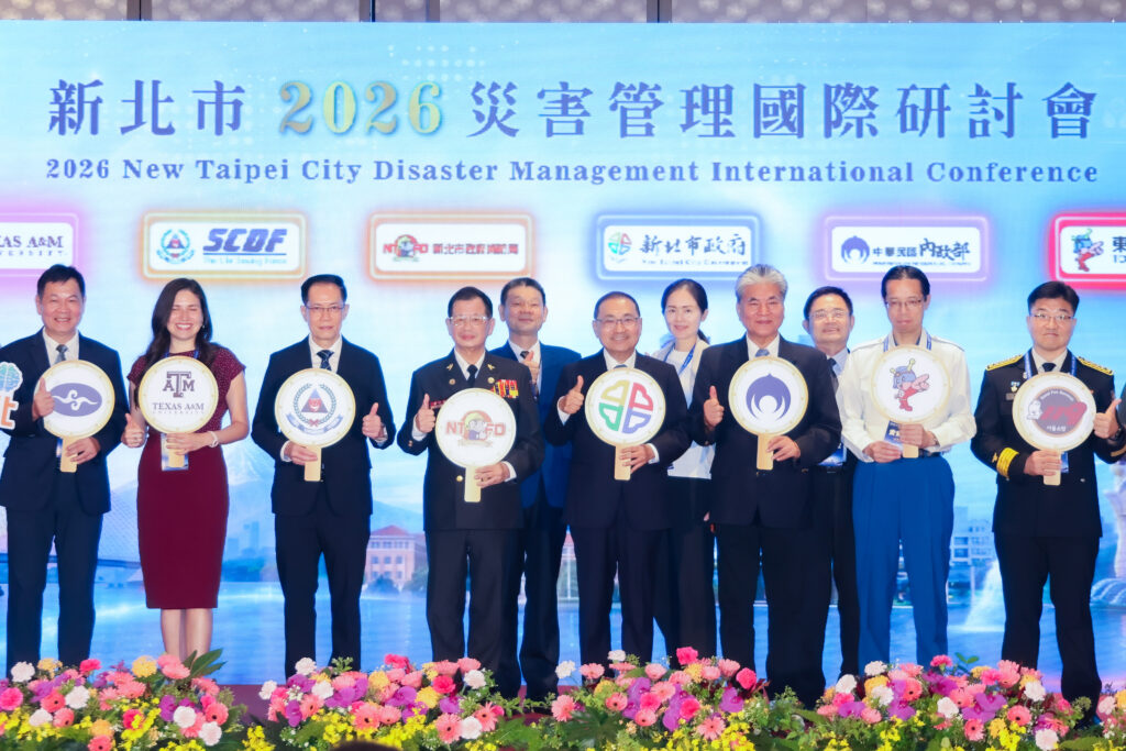 「新北市2026災害管理國際研討會」 侯友宜:借重國際經驗提升防災韌性 16 %E6%96%B0%E5%8C%97%E5%B8%82%E6%94%BF%E5%BA%9C%E8%88%89%E8%A1%8C%E3%80%8C%E6%96%B0%E5%8C%97%E5%B8%822026%E7%81%BD%E5%AE%B3%E7%AE%A1%E7%90%86%E5%9C%8B%E9%9A%9B%E7%A0%94%E8%A8%8E%E6%9C%83%E3%80%8D%EF%BC%8C%E9%82%80%E9%9B%86%E7%BE%8E%E5%9C%8B%E3%80%81%E6%97%A5%E6%9C%AC%E3%80%81%E5%8D%97%E9%9F%93%E3%80%81%E6%96%B0%E5%8A%A0%E5%9D%A1%E7%AD%89%E5%9C%8B%E9%9A%9B%E9%98%B2%E6%95%91%E7%81%BD%E5%B0%88%E5%AE%B6%E3%80%81%E4%B8%AD%E5%A4%AE%E9%83%A8%E6%9C%83%E9%95%B7%E5%AE%98%E5%8F%8A%E5%90%84%E7%B8%A3%E5%B8%82%E9%98%B2%E7%81%BD%E5%A4%A5%E4%BC%B4%E7%B6%93%E9%A9%97%E4%BA%A4%E6%B5%81