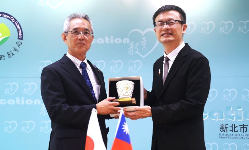 深化台日教育合作拓展學生國際視野 新北與鹿屋市簽MOU 45 《圖說》張明文局長〈右〉致贈,由鶯歌高職學生所設計,象徵教育的作品-木鐸杯。〈教育局提供〉