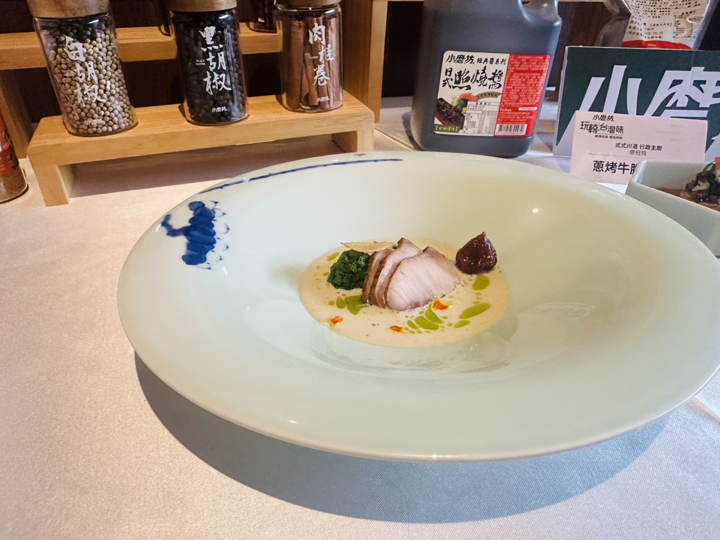 「玩轉台灣味」 膳馨餐飲風味油入菜翻玩三道創新料理 39 05 %E5%89%8D%E8%8F%9C%E3%80%8C%E5%88%BA%E8%94%A5%E7%85%99%E7%87%BB%E6%97%97%E9%AD%9A%E8%85%A9%E3%80%8D%EF%BC%8C%E4%BB%A5%E3%80%8C%E8%92%9C%E9%A6%99%E5%91%B3%E3%80%8D%E7%82%BA%E5%9F%BA%E7%A4%8E%EF%BC%8C%E9%81%B8%E7%94%A8%E6%B2%B9%E8%84%82%E8%B1%90%E5%8E%9A%E6%97%97%E9%AD%9A%E8%85%A9%EF%BC%8C%E6%90%AD%E9%85%8D%E5%88%BA%E8%94%A5%E3%80%81%E9%81%8E%E8%B2%93%E8%88%87%E7%84%A1%E8%8A%B1%E6%9E%9C%EF%BC%8C%E4%B8%A6%E4%BB%A5%E5%B0%8F%E7%A3%A8%E5%9D%8A%E9%87%91%E9%BB%83%E8%92%9C%E9%A2%A8%E5%91%B3%E6%B2%B9%E4%B8%B2%E8%81%AF%E6%95%B4%E9%AB%94%E9%A6%99%E6%B0%A3%E3%80%82