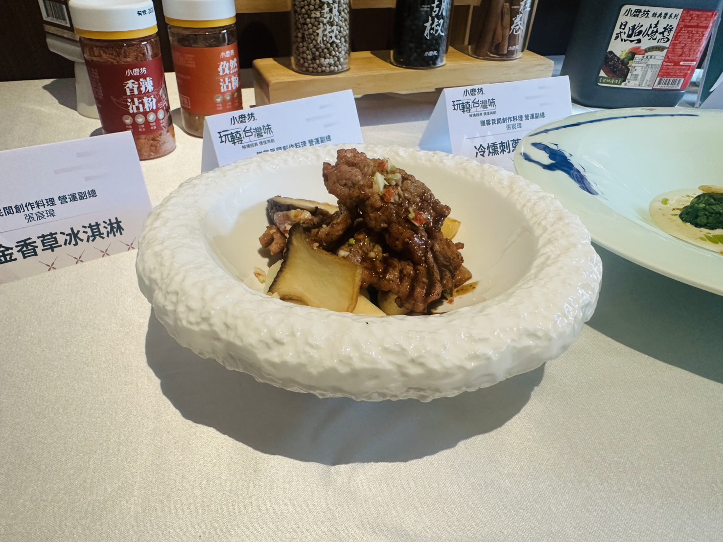 「玩轉台灣味」 膳馨餐飲風味油入菜翻玩三道創新料理 40 06 %E4%B8%BB%E8%8F%9C%E3%80%8C%E9%A6%AC%E5%91%8A%E8%94%A5%E7%87%92%E5%95%AB%E5%95%AB%E8%B1%AC%E3%80%8D%EF%BC%8C%E4%BB%A5%E6%9D%BE%E9%98%AA%E8%B1%AC%E7%82%BA%E4%B8%BB%E8%A7%92%EF%BC%8C%E6%90%AD%E9%85%8D%E7%B6%A0%E7%AB%B9%E7%AD%8D%E3%80%81%E6%9F%B3%E6%9D%BE%E8%8F%87%E8%88%87%E5%B8%B6%E6%9C%89%E6%AA%B8%E6%AA%AC%E8%BE%9B%E9%A6%99%E7%9A%84%E9%A6%AC%E5%91%8A%EF%BC%8C%E5%B0%8F%E7%A3%A8%E5%9D%8A%E8%94%A5%E7%87%92%E9%86%AC%E6%B2%B9%E5%89%87%E7%82%BA%E6%9C%AC%E9%81%93%E6%96%99%E7%90%86%E5%BB%BA%E7%AB%8B%E9%B9%B9%E7%94%9C%E9%86%87%E5%8E%9A%E7%9A%84%E5%91%B3%E8%A6%BA%E5%9F%BA%E5%BA%95%E3%80%82