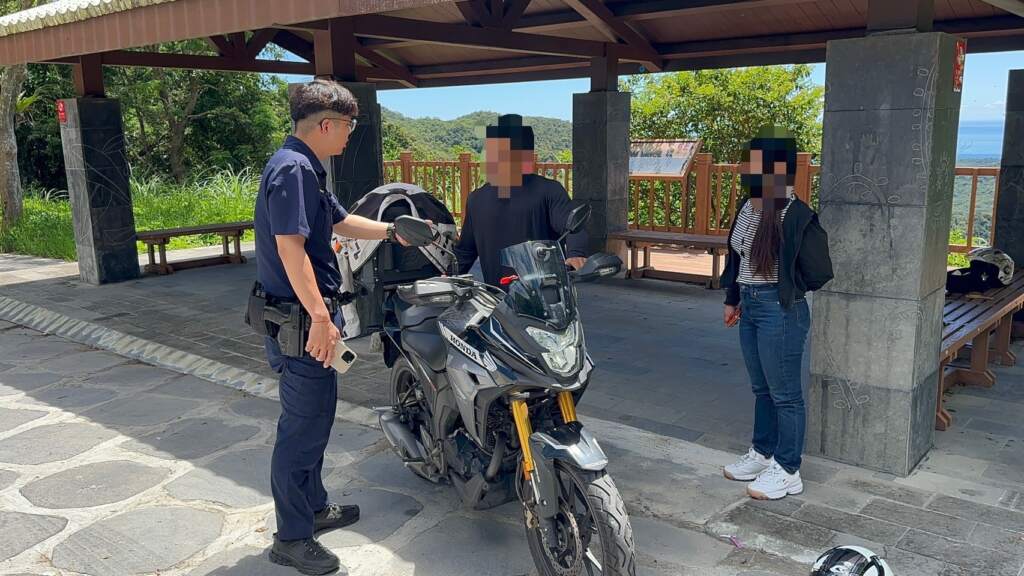 ∆兩名菲律賓籍旅客共乘一部大型重型機車,沿著臺東海岸線欣賞沿途美景,不料行經台9戊線10公里處時,車輛突然故障熄火,無法重新發動。(圖/大武警分局提供)