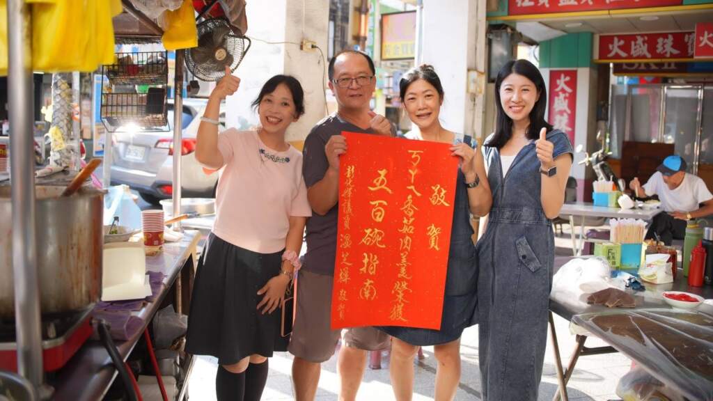 ▲彰化縣議員温芝樺近期走訪彰化縣入選「500碗」的美食店家，張貼紅榜及拍攝影音介紹美食，希望透過實際行動，讓更多人看見彰化餐飲職人的用心與努力。（圖／温芝樺提供）