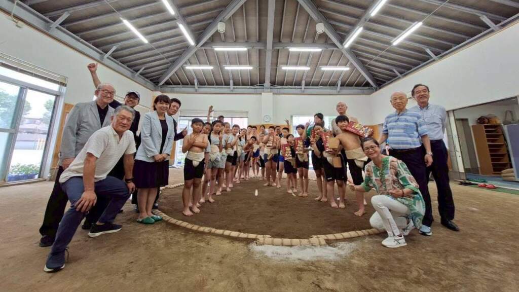 ▲路上國小與小岩小學校師生土俵上合影。(圖/路上國小提供)