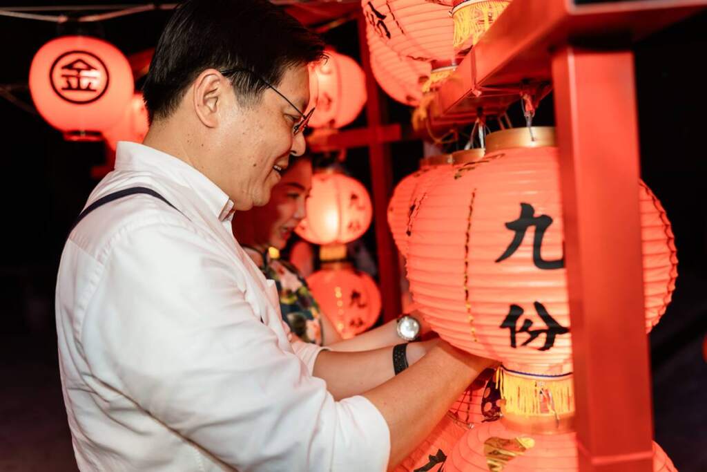 ▲新北市朱惕之副市長與貴賓於五番坑公園《祈福田》將祈願卡掛於紅燈籠下方，共築心願之海。（資料照片）