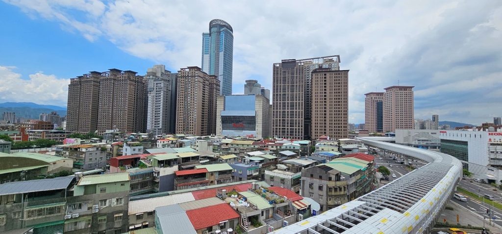 板橋區近一年住宅平均單價為59.4萬元,為新北市人口規模前五大行政區中最高