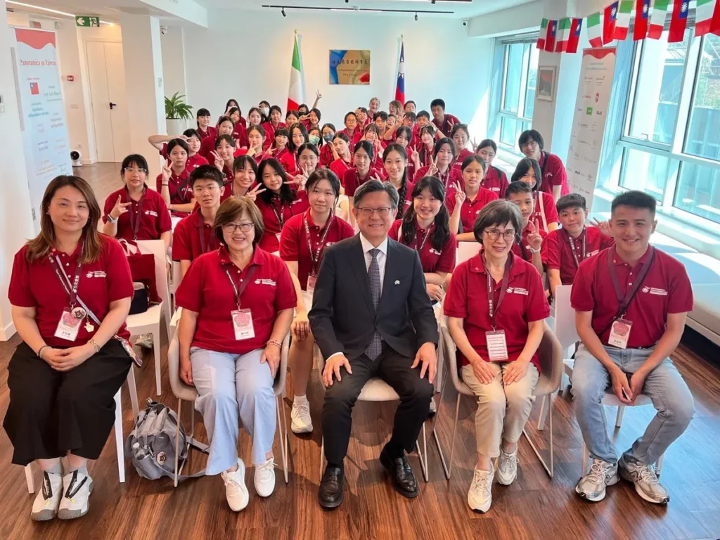 台北愛樂少年及兒童合唱團毆詢期間特別拜訪駐米蘭臺北辦事處，受到林讚南處長熱情接待。