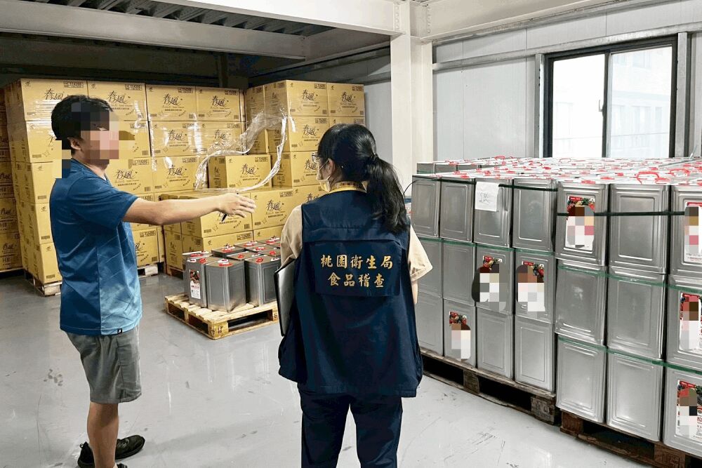 桃園市查逾1214家業者、處理問題油品逾4.6萬公斤 張善政提3大原則 247 照片來源:桃園市政府