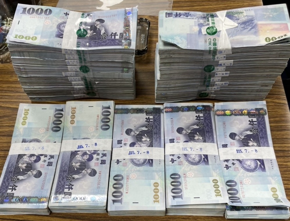 交易虛擬貨幣 假幣商抱著百萬餘元逃路人合圍逮20歲嫌犯 249 cnews204260715a10