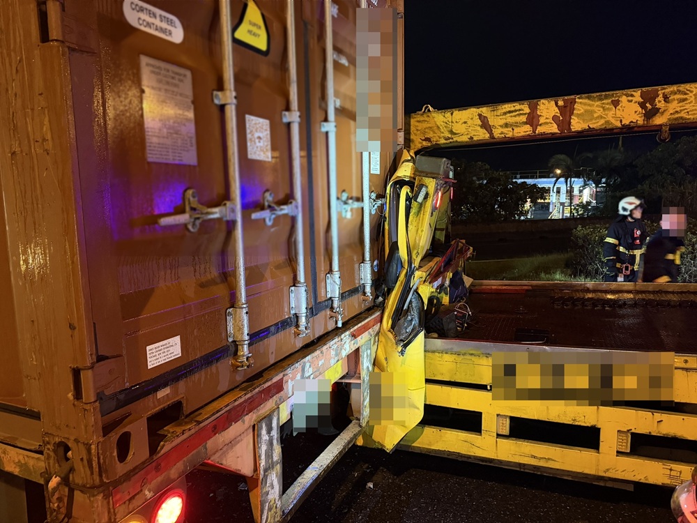 國道拖吊車追撞貨櫃車 60歲駕駛受困車內身亡 244 cnews204260715a15