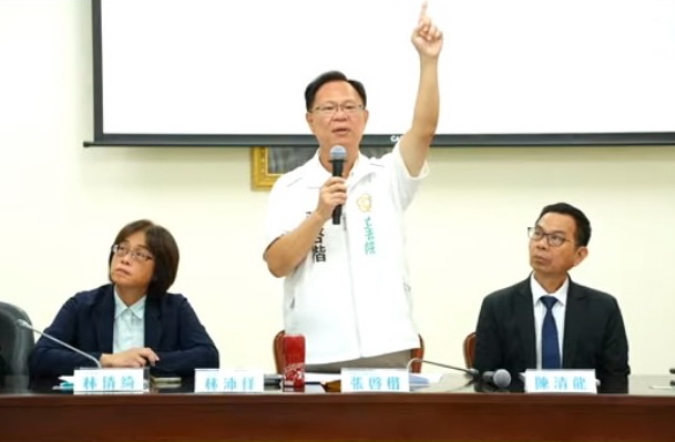 張啓楷除力促中央兌現372億元承諾，並向對手王美惠與中央提出四項質疑，要王美惠｢踹共！｣。(圖／記者翻攝)