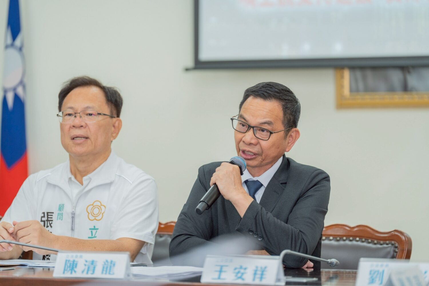 陳清龍宣示，民眾黨團將持續透過立法院監督行政部門，要求提出嘉義高鐵聯外軌道建設明確的興建時程與預算規劃。(圖／記者翻攝)