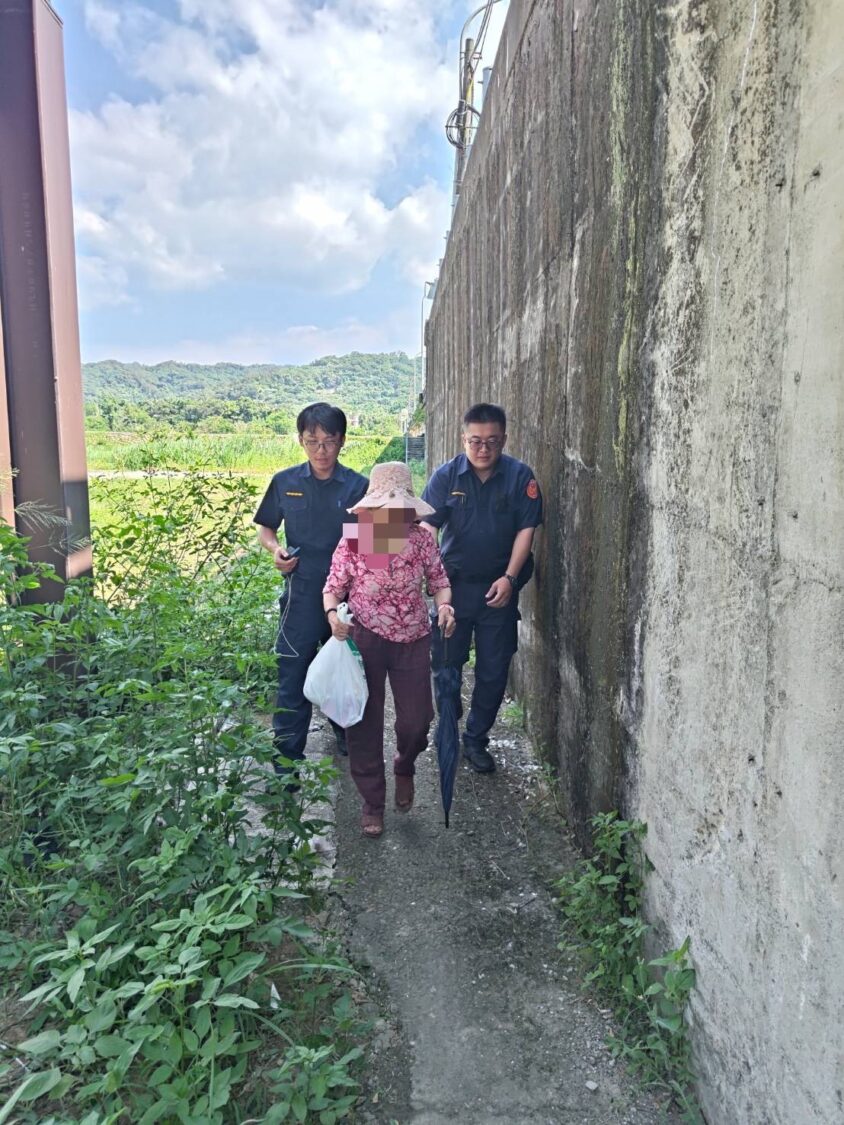 新埔分局石光派出所員警頂著烈日展開地毯式搜尋,成功在新埔鎮雲埔橋橋下尋獲離家失智婦人,並陪同其安全返回派出所。(圖/記者張家燁翻攝)