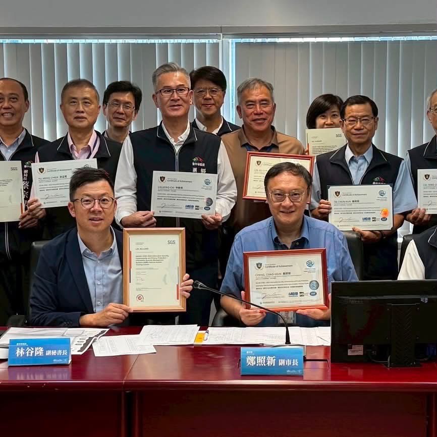 林谷隆前排左與鄭照新前排中,和取得國際認證的各局處資安長共同合影。台中市府兩年累計培育61名認證人才,資安治理逐步由單一技術防護走向跨局處整合。(圖/台中市政府提供)