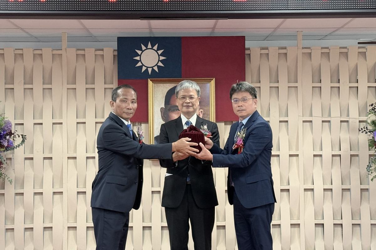 ▲台電高雄區處新卸任處長印信交接(由左至右為：卸任處長黃志榮、監交人配電處長饒祐禎、新任處長林昶旭)。