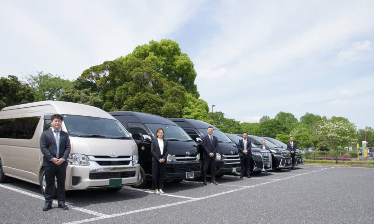 ▲業者強調赴日包車應認明合法「綠牌車」保障多。BBC青鳥日本包車在當地有多個綠牌車庫，滿足台灣遊客語言與交通需求。