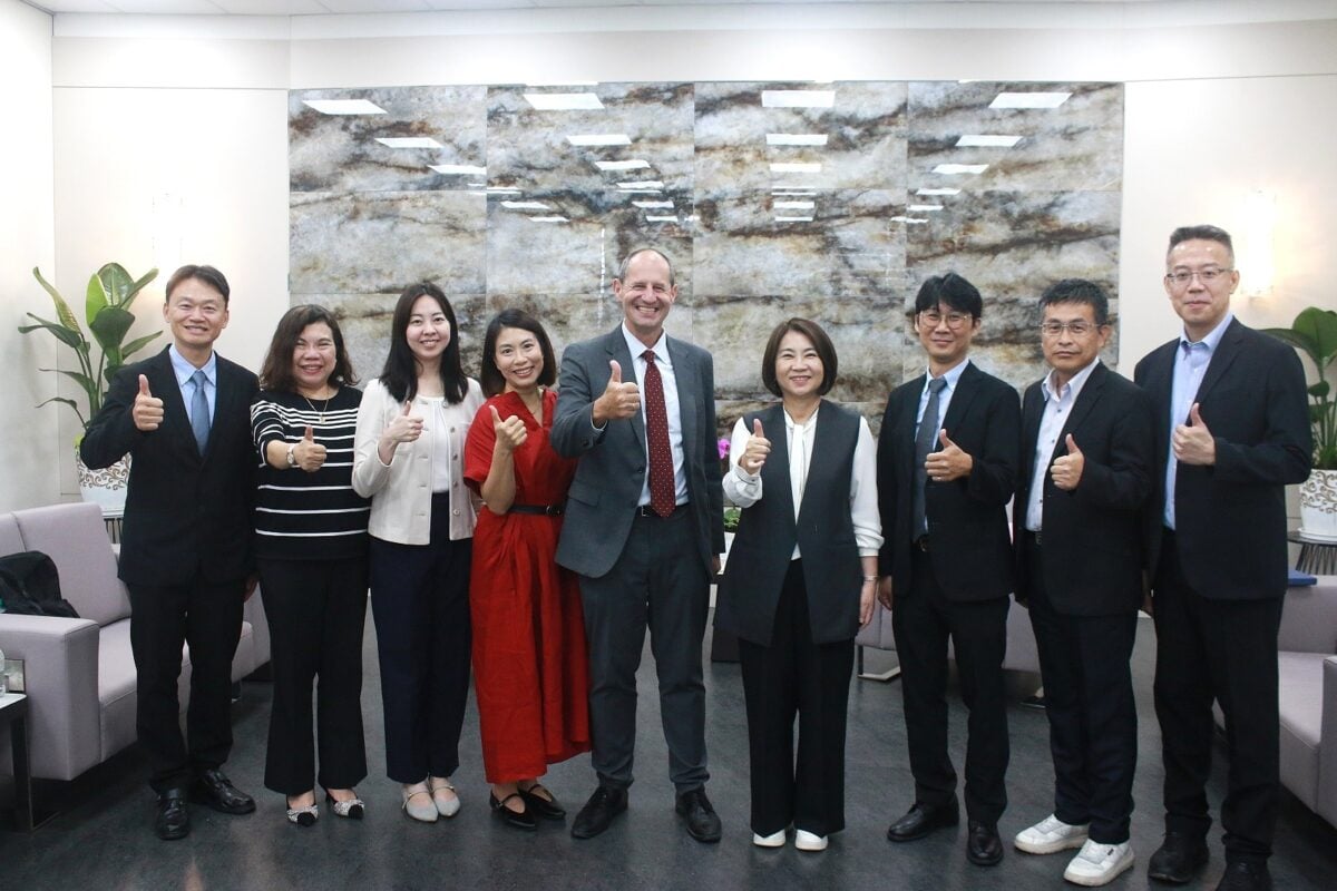 ▲歐洲經貿辦事處處長谷力哲今（15）日率團拜會屏東縣長周春米，雙方交流氣氛熱絡。