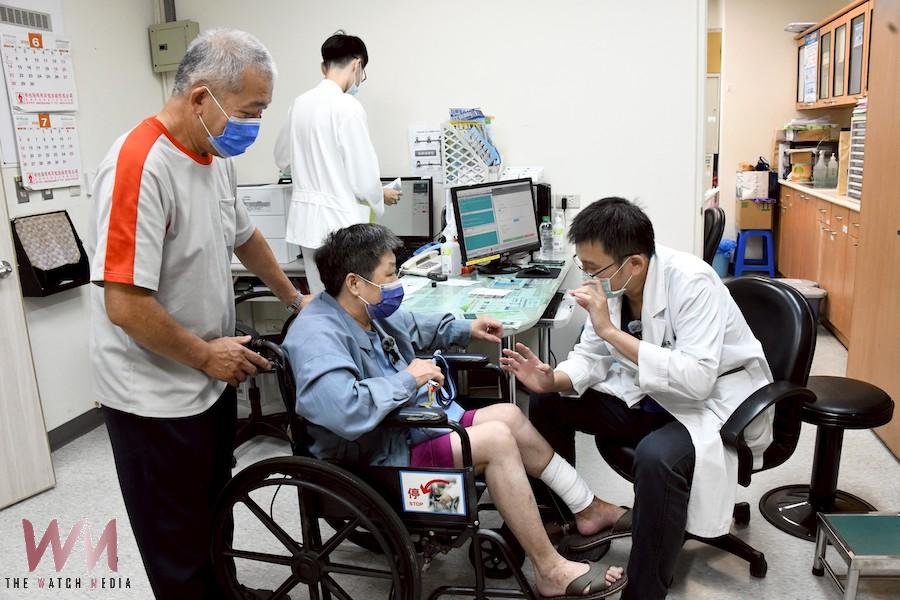 大林慈濟醫院團隊跨科合作,成功治癒傷口反覆潰爛超過20年,一度面臨截肢風險,找出感染根源,組織重建的成功控制感染,並完成傷口修復,助患者重拾優質生活。(圖/大林慈濟醫院提供)