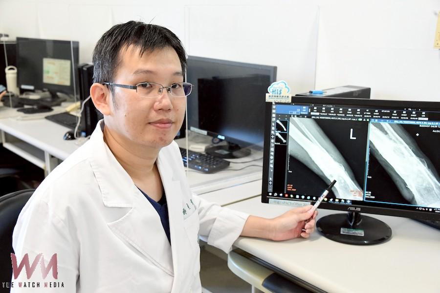 負責手術的大林慈濟醫院骨科黃俊錫醫師首先採用關節鏡及微創器械,徹底清除感染組織與骨內殘留異物成功控制感染,並完成傷口修復。(圖/大林慈濟醫院提供)
