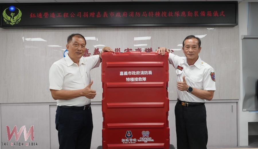 鈺通營造公司黃國芳董事長(左)捐贈嘉義市消防局20個特搜裝備箱,郭立昌局長(右)代表受贈並回贈感謝狀。(圖/嘉義市消防局提供)