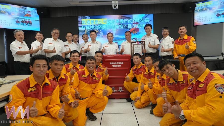 鈺通營造公司黃國芳董事長(右)捐贈嘉義市消防局20個特搜裝備箱,郭立昌局長(左)代表受贈並回贈感謝狀。(圖/嘉義市消防局提供)