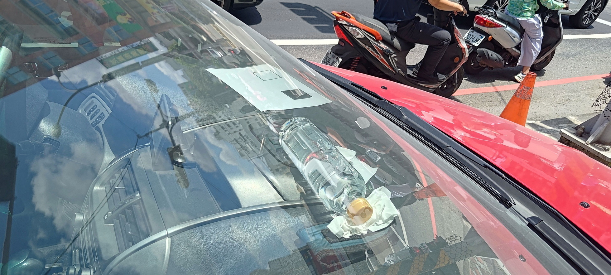 瓶裝水放車內恐變「火球」！彰化消防局實測10分鐘引燃