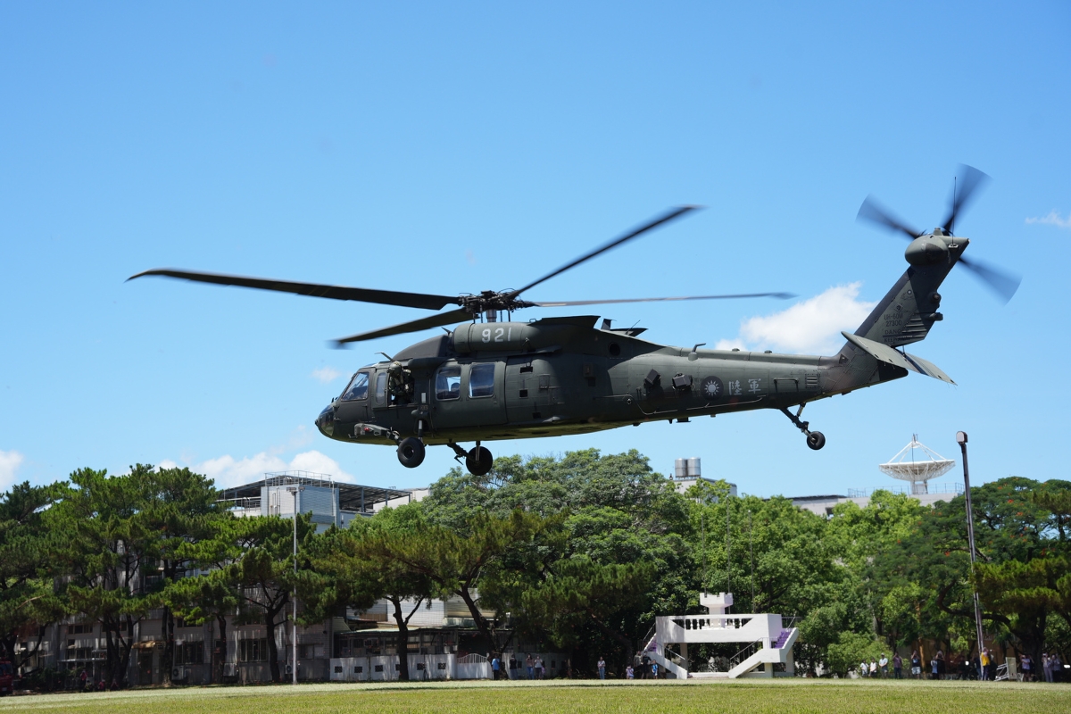 戰鬥直升機空降中央大學科展現場 民眾近距離感受國防科技