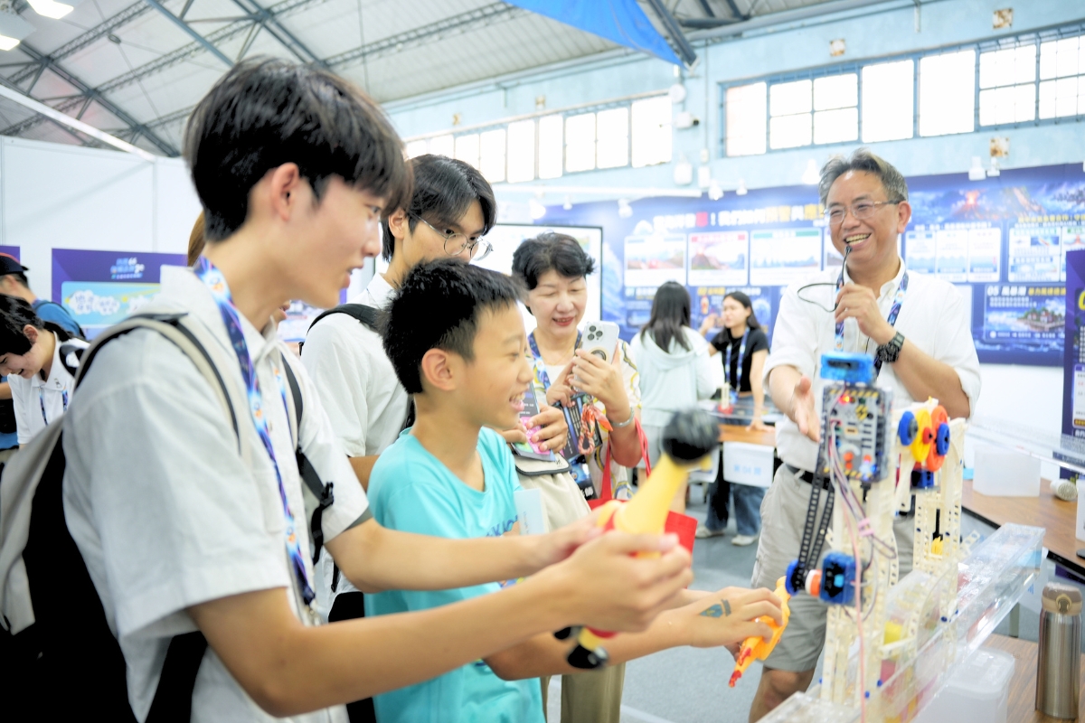 戰鬥直升機空降中央大學科展現場 民眾近距離感受國防科技 - https://www.watchmedia01.com