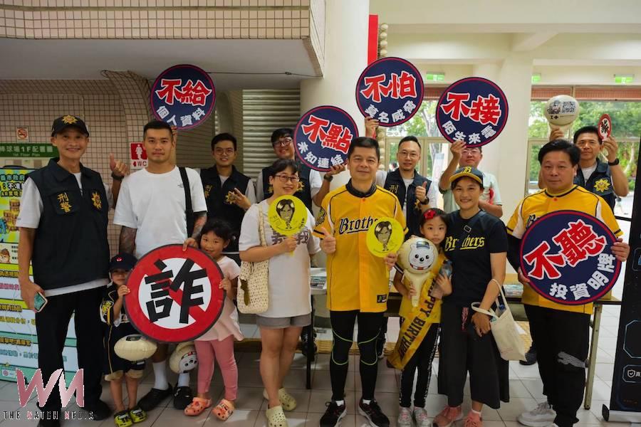 嘉義市警察局陳明志局長帶領警局團隊,身披中信兄弟訂製專屬「165」背號球衣,攜手職棒中信兄弟主動出擊的在職棒球場舉辦反詐主題日,呼籲市民朋友共同反詐騙。(圖/嘉義市警局提供)