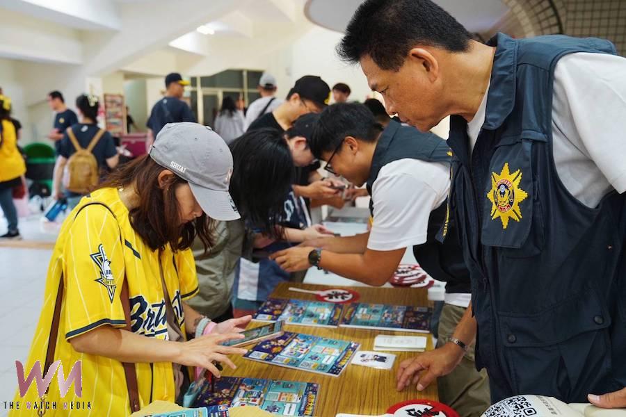嘉義市警察局陳明志局長帶領警局團隊,身披中信兄弟訂製專屬「165」背號球衣,攜手職棒中信兄弟主動出擊的在職棒球場舉辦反詐主題日,呼籲市民朋友共同反詐騙。(圖/嘉義市警局提供)