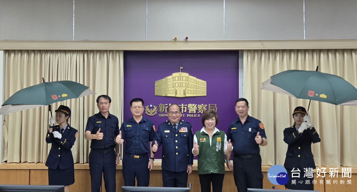 新竹市警察局局務會議舉行「平安傘」捐贈儀式。