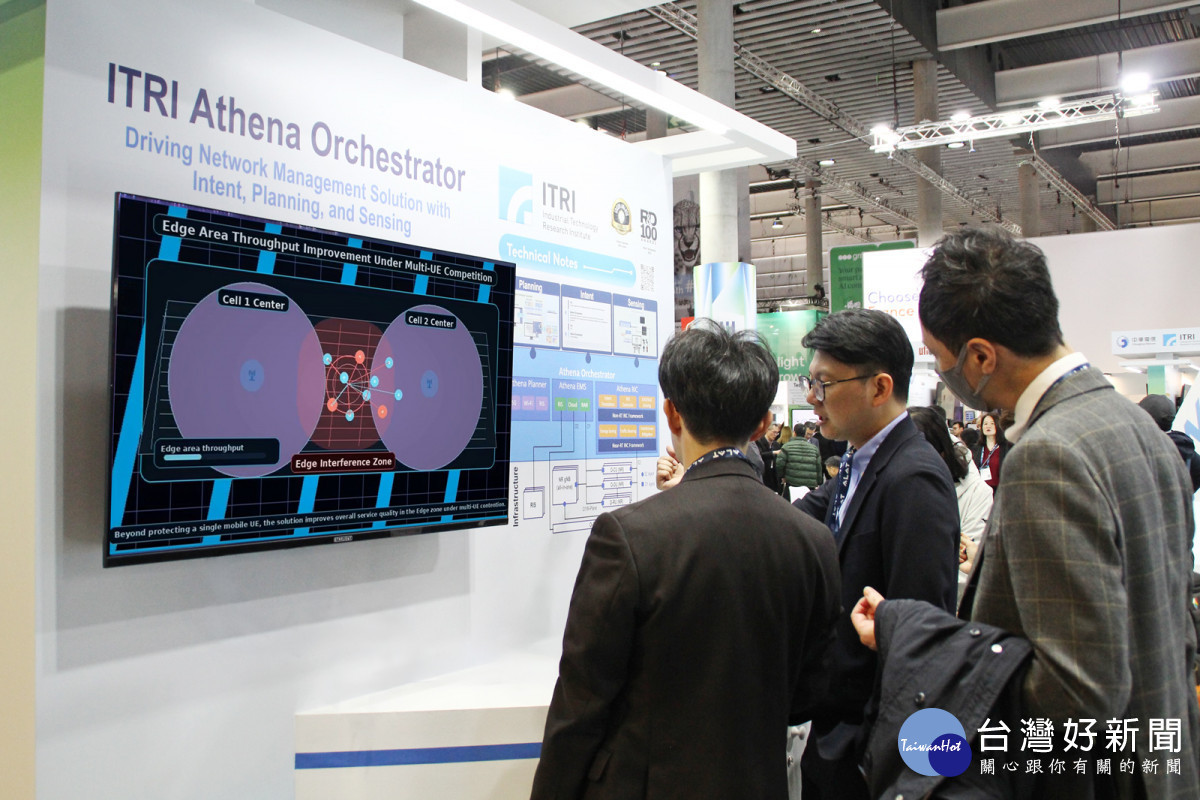 「O-RAN網管系統Athena Orchestrator」，如同企業專網的AI智慧大腦，可即時掌握設備移動與網路狀況，自動調配基地台資源，確保連線穩定。