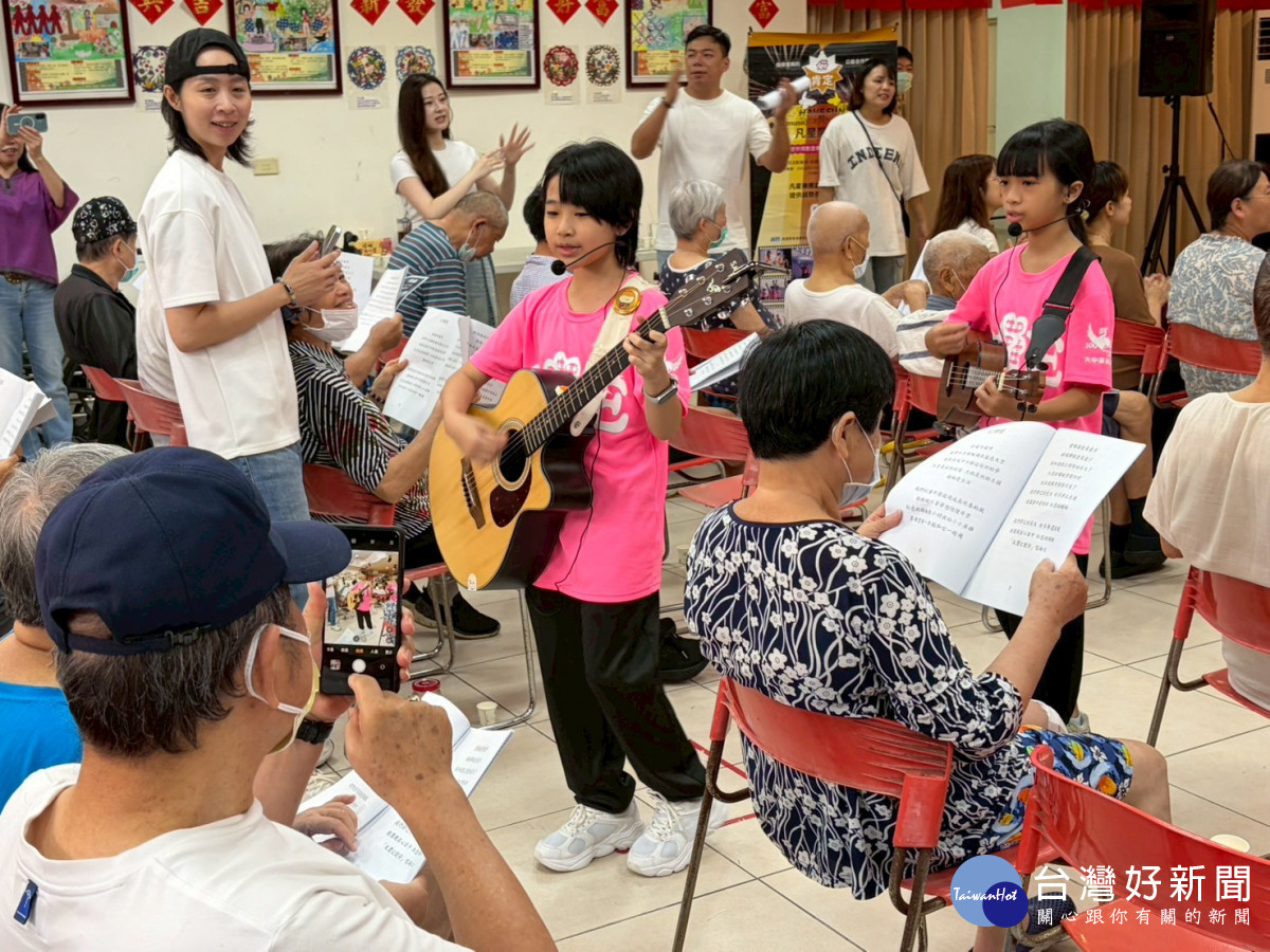 凡星樂團與榮家長輩親切互動，以音樂拉近世代距離。
