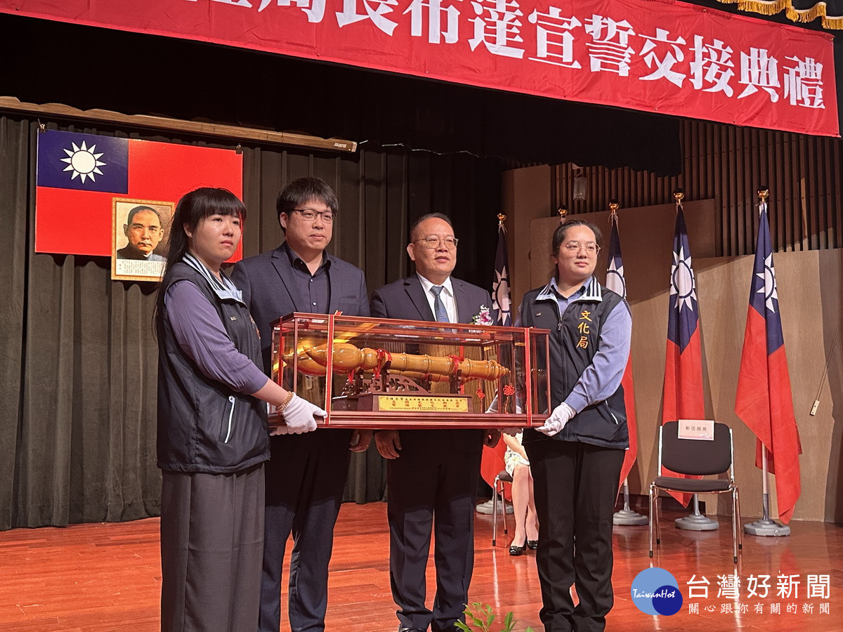 縣內觀光產業協會代表致贈紀念品。(記者扶小萍攝)