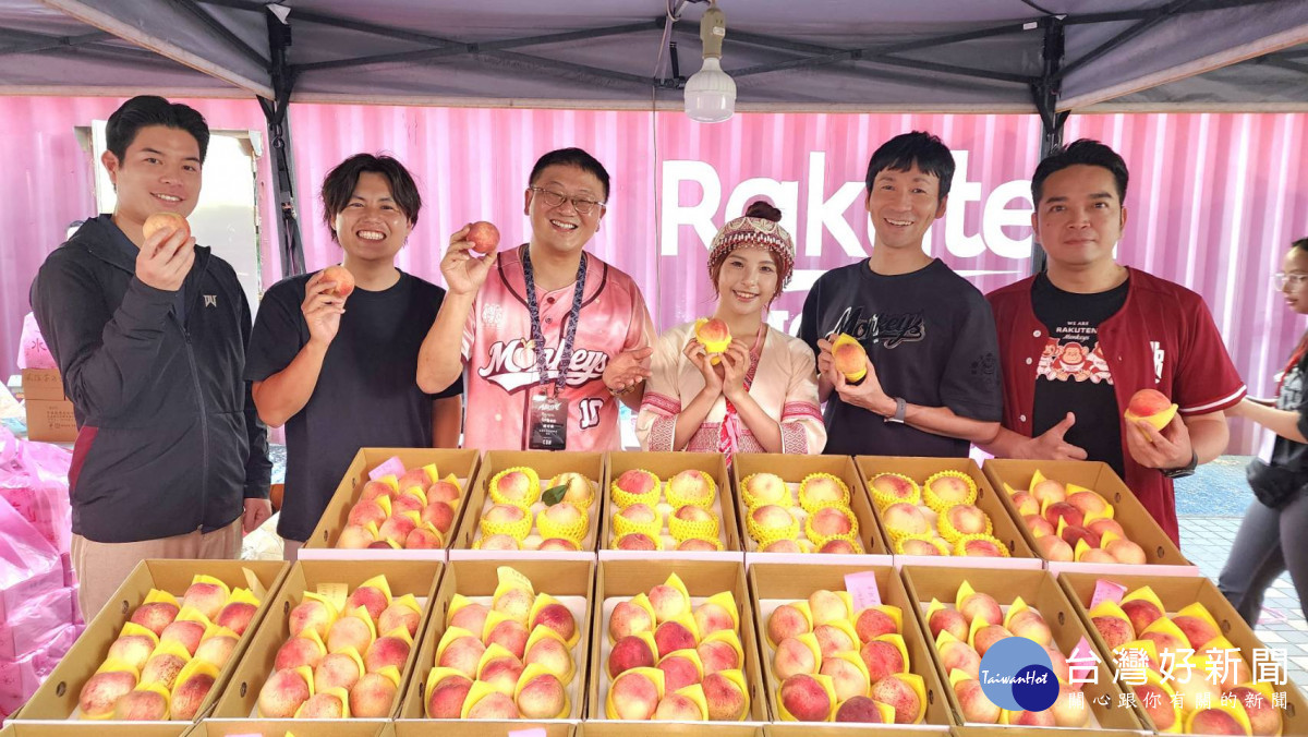 桃園市政府農業局長陳冠義(左3)、復興區水蜜桃公主MOMO(右3),以及樂天桃猿領隊野原武人(右2)率領球團團隊一起行銷推廣拉拉山水蜜桃。