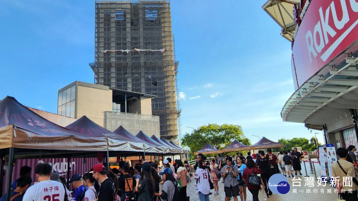 樂天桃園棒球場展售拉拉山水蜜桃,吸引大批球迷搶購。<br /><br /> <br /><br />