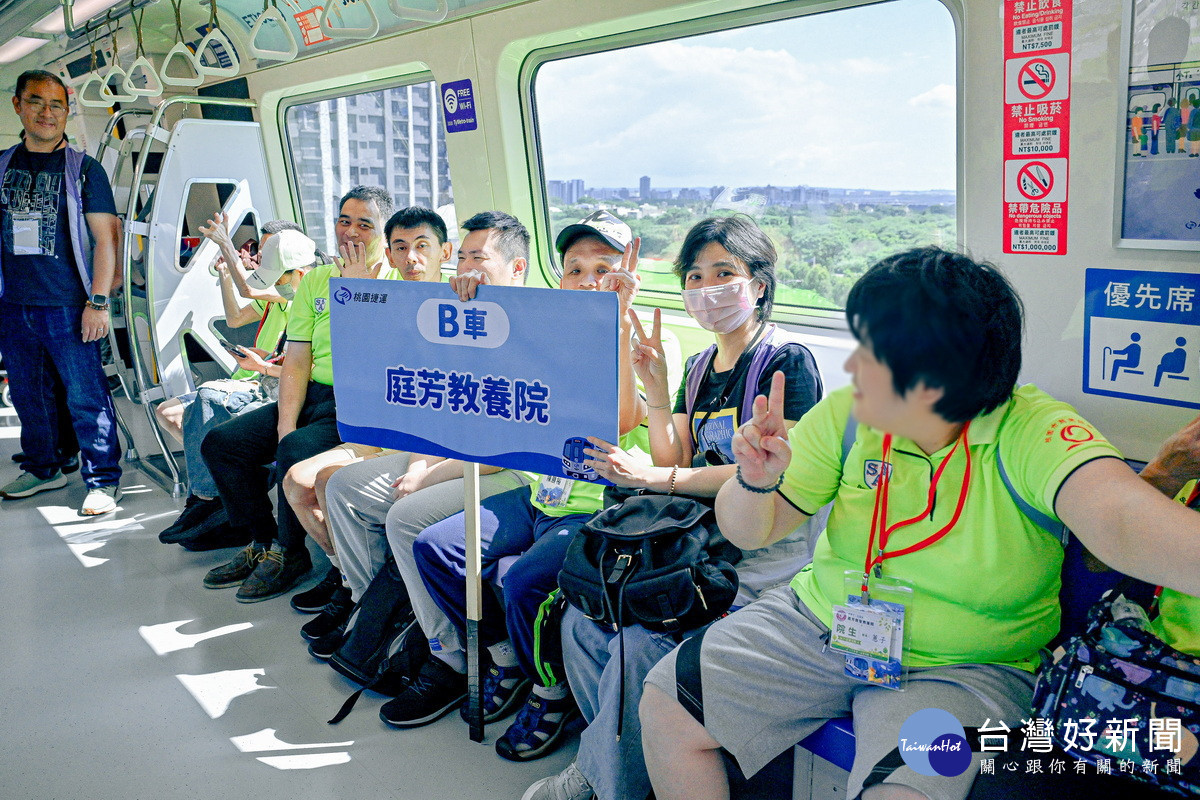 公益活動中，教養機構院生體驗搭乘機場捷運。<br /><br /> 