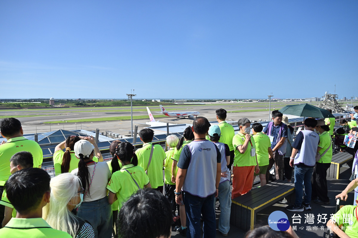 公益活動中，教養機構院生搽搭機捷到第二航廈站，前往桃園國際機場觀景台欣賞飛機起降。<br /><br /> 