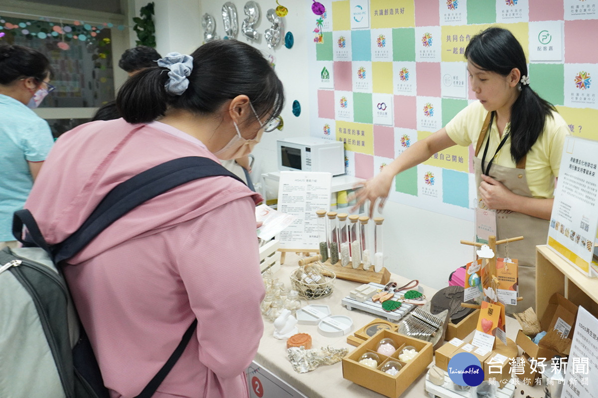 桃園市社會企業中心平鎮館辦理市集，吸引民眾參與並認識社會企業。