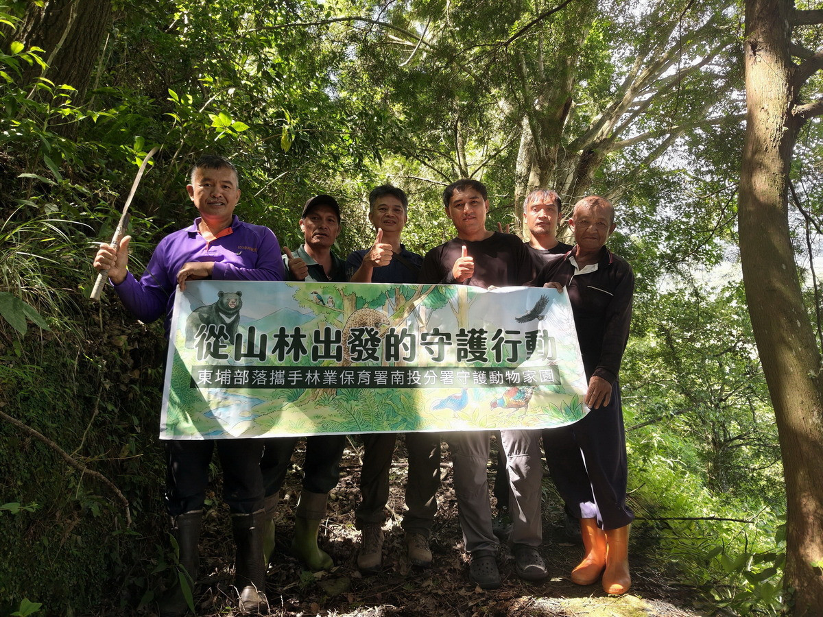 南投分署水里站主任陳照鈞與東埔部落深入林區清查獵具。（圖/南投分署提供）
