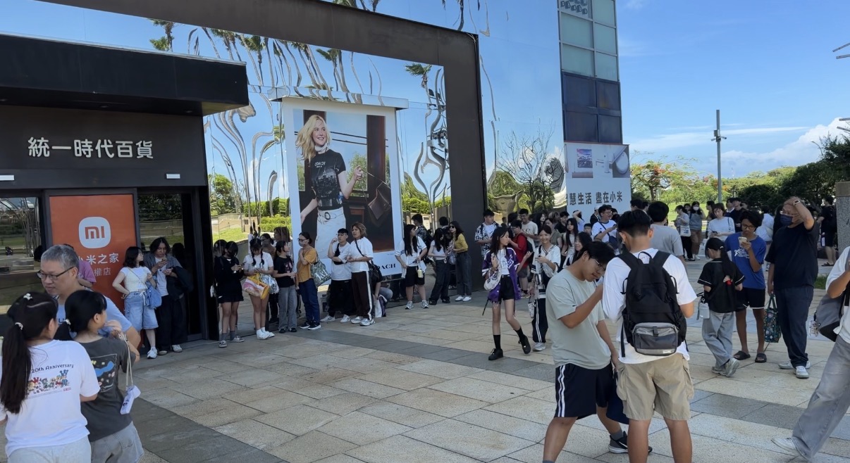 i-dle快閃店今(16)日在高雄夢時代開賣,還沒營業現場就大排長龍