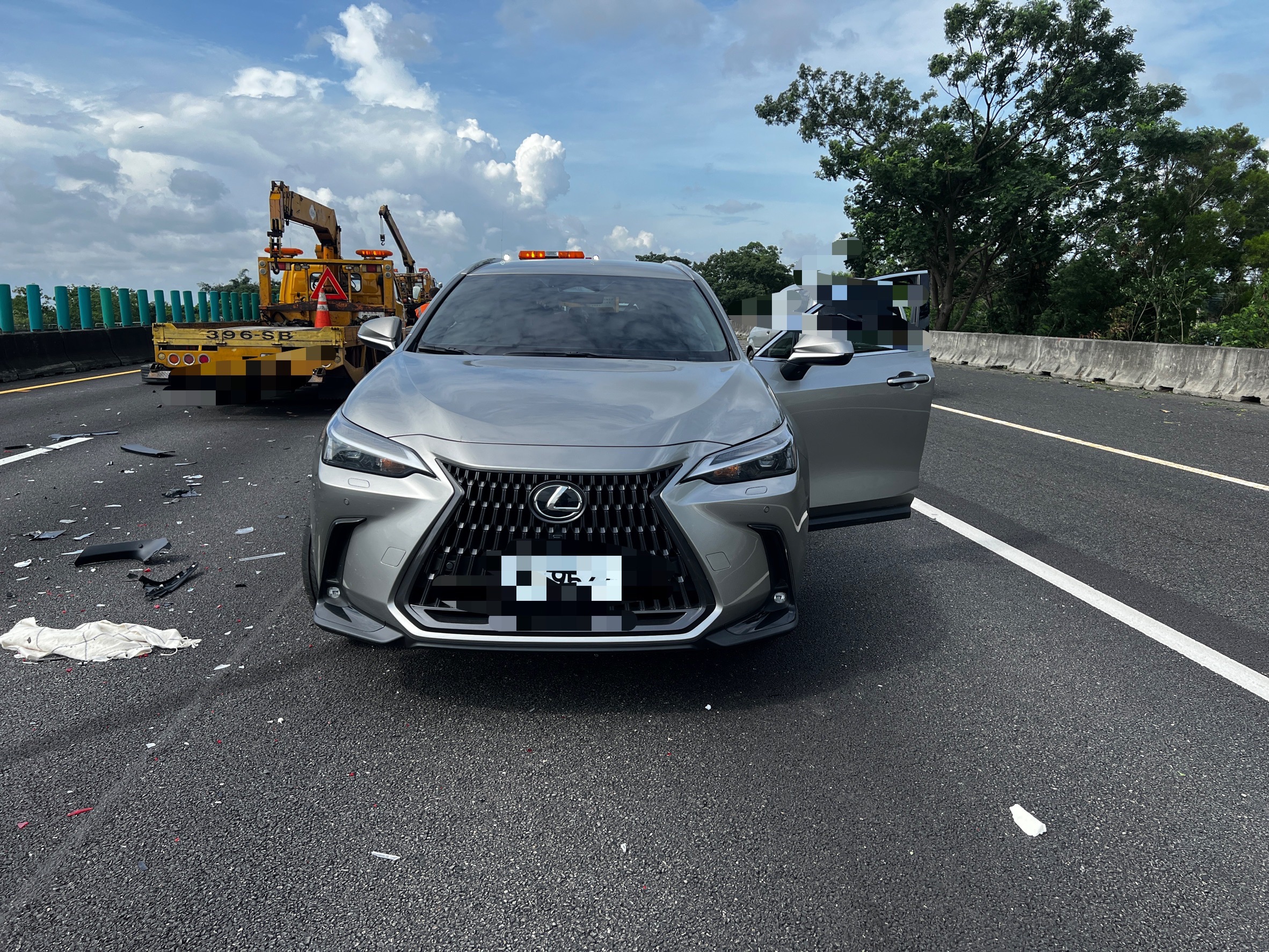 國道1號雲林段追撞事故!小貨車猛撞前車 Lexus車尾全毀1女受傷送醫